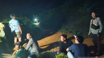 搜救队疏散西加杜卡尔巴加里地区坠机受害者