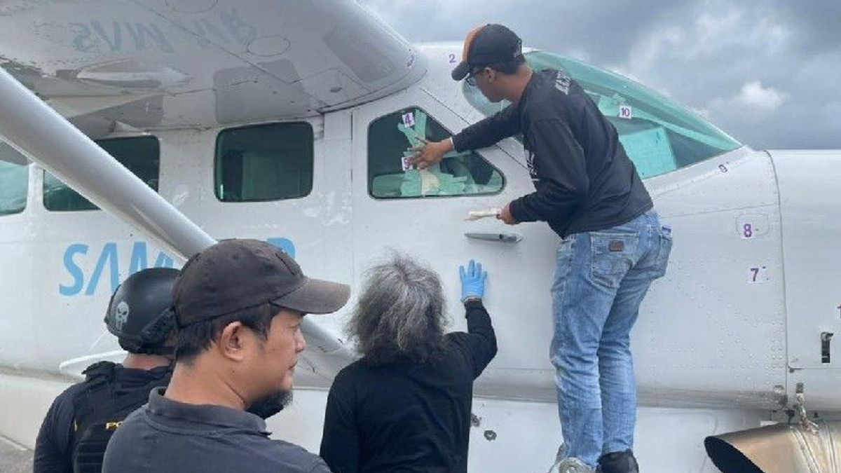 Polisi Olah TKP Penembakan Pesawat SAM Air oleh KKB di Bandara Kenyam Nduga Papua