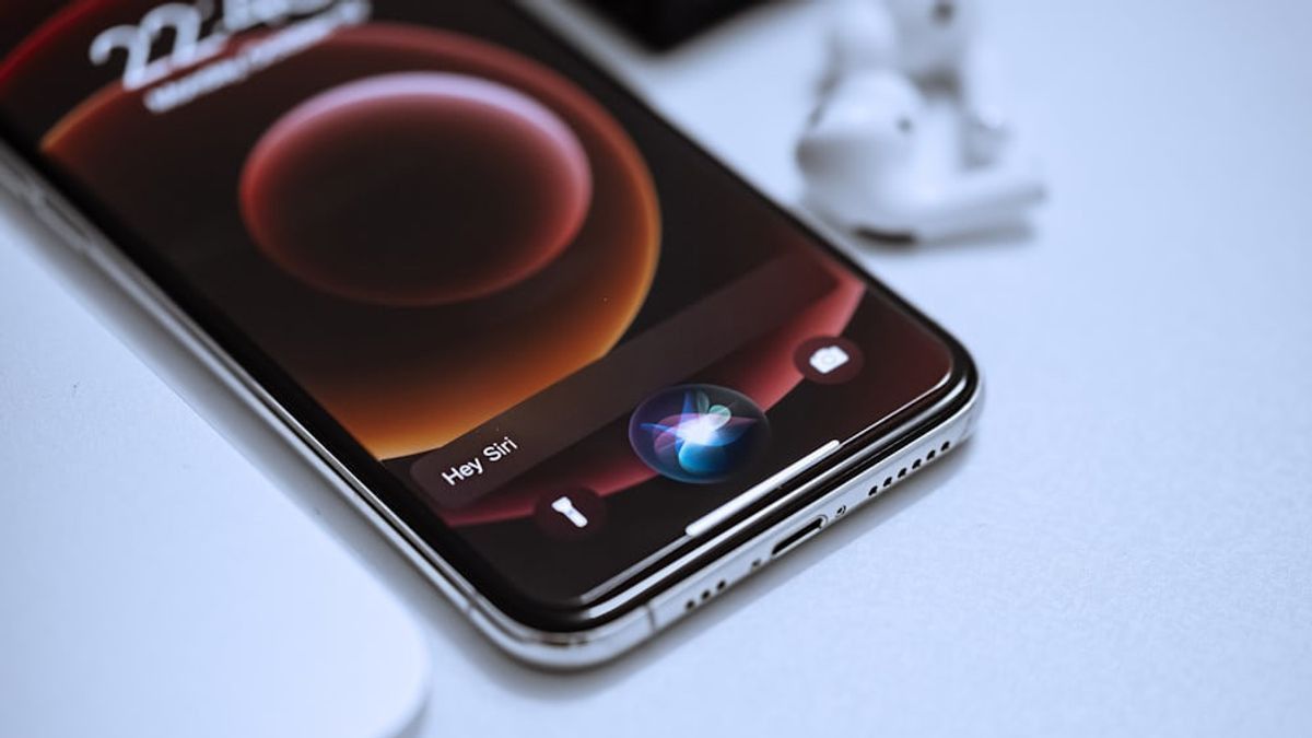 جاكرتا - قد تستخدم Apple كلود أو ChatGPT على Siri القائم على الذكاء الاصطناعي