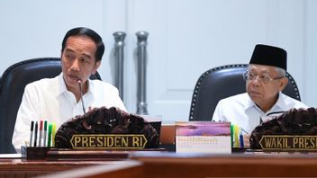Ditanya soal Menteri yang Bakal Diganti, Jokowi Sebut <i>Clue</i> dan Tersenyum