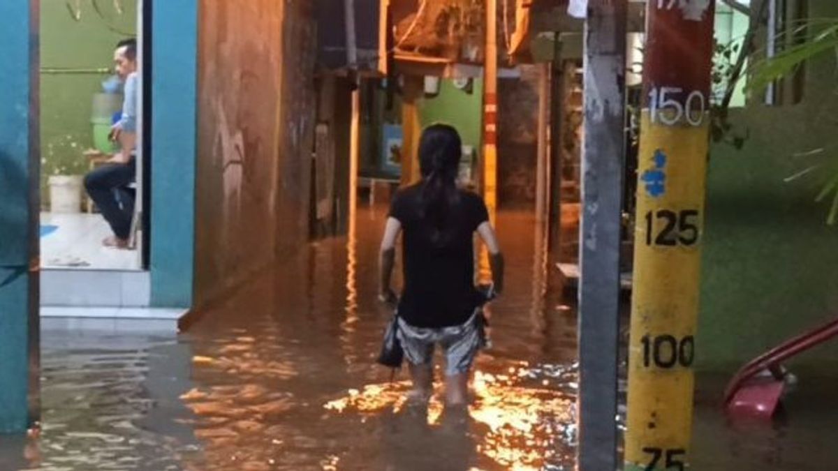 Ciliwung River Overflows, Hundreds Of Houses Of Residents Of Kebon Pala, East Jakarta Submerged By 75 Cm Flood