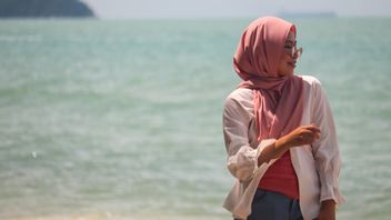 Various Outfits Of The Day Hijab Pantai: Fasah Confused Again Deh If It's A Holiday!
