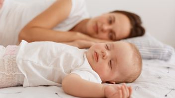 婴儿睡觉的位置，以防止打嗝：小家伙更舒适和睡眠的指南