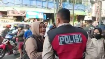 Tak Terima Disetop karena Lawan Arus di Kampung Melayu, Mahasiswi Kesal Rebut Pistol Polisi