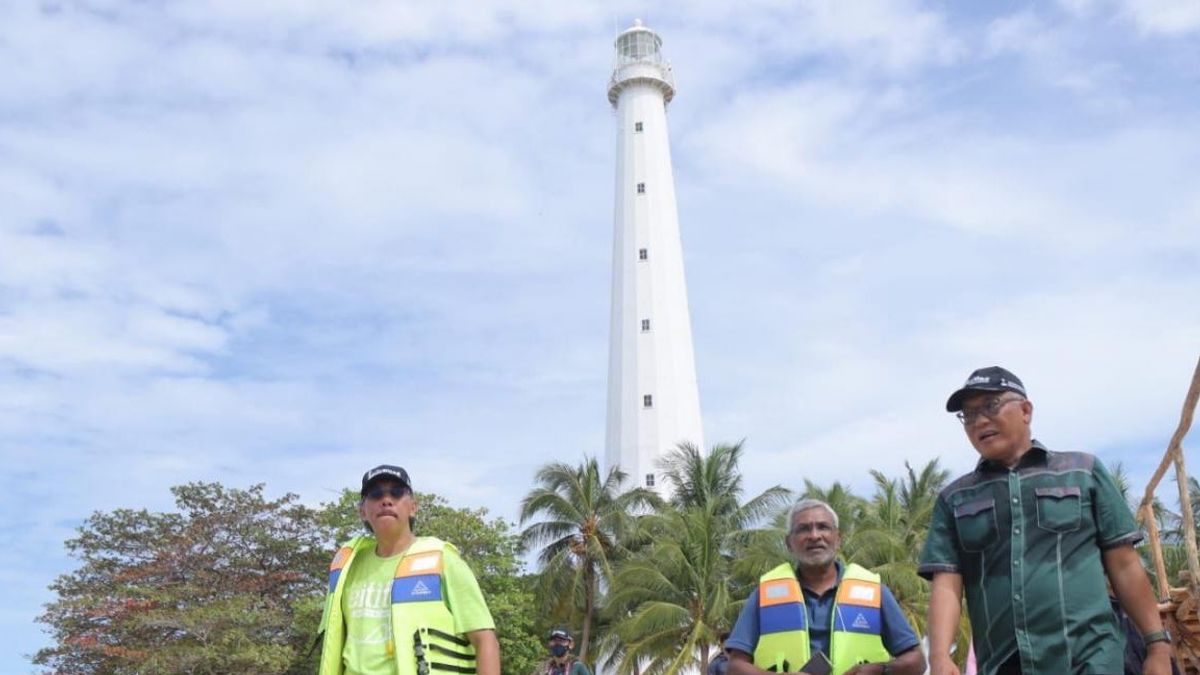在冷库阿斯岛上，G20代表团对巨石和灯塔的历史感到好奇