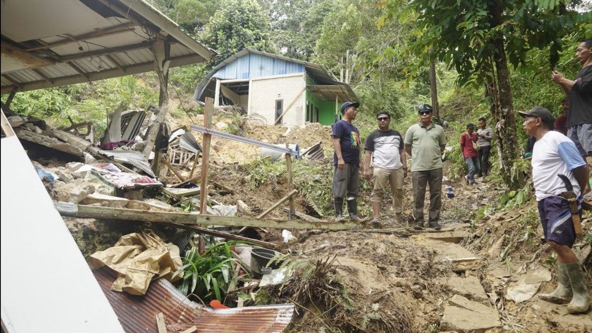 Gubernur Kaltara Berikan Bantuan Korban Tanah Longsor