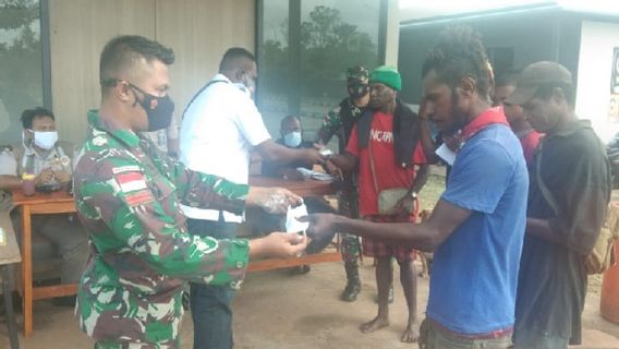 TNI Bagi Masker di Perbatasan RI-PNG, Dansatgas: Edukasi Prokes Penting, Masih Ada Warga yang Belum Disiplin