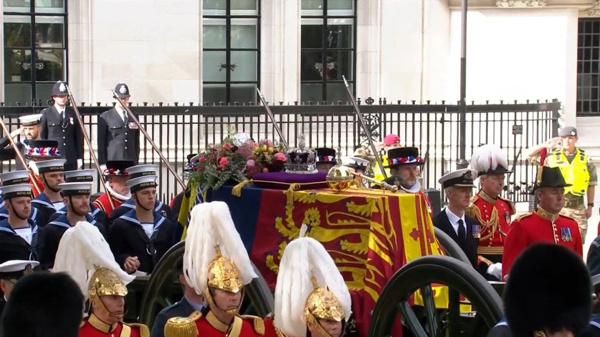 بعد مراسم الجنازة في دير وستمنستر ، تم إحضار نعش الملكة إليزابيث الثانية إلى قوس ويلينغتون