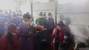 Kado Bunga untuk Istri Panglima TNI Hetty Andika Perkasa dari Murid Kartini Ancol di Pademangan Saat HUT
