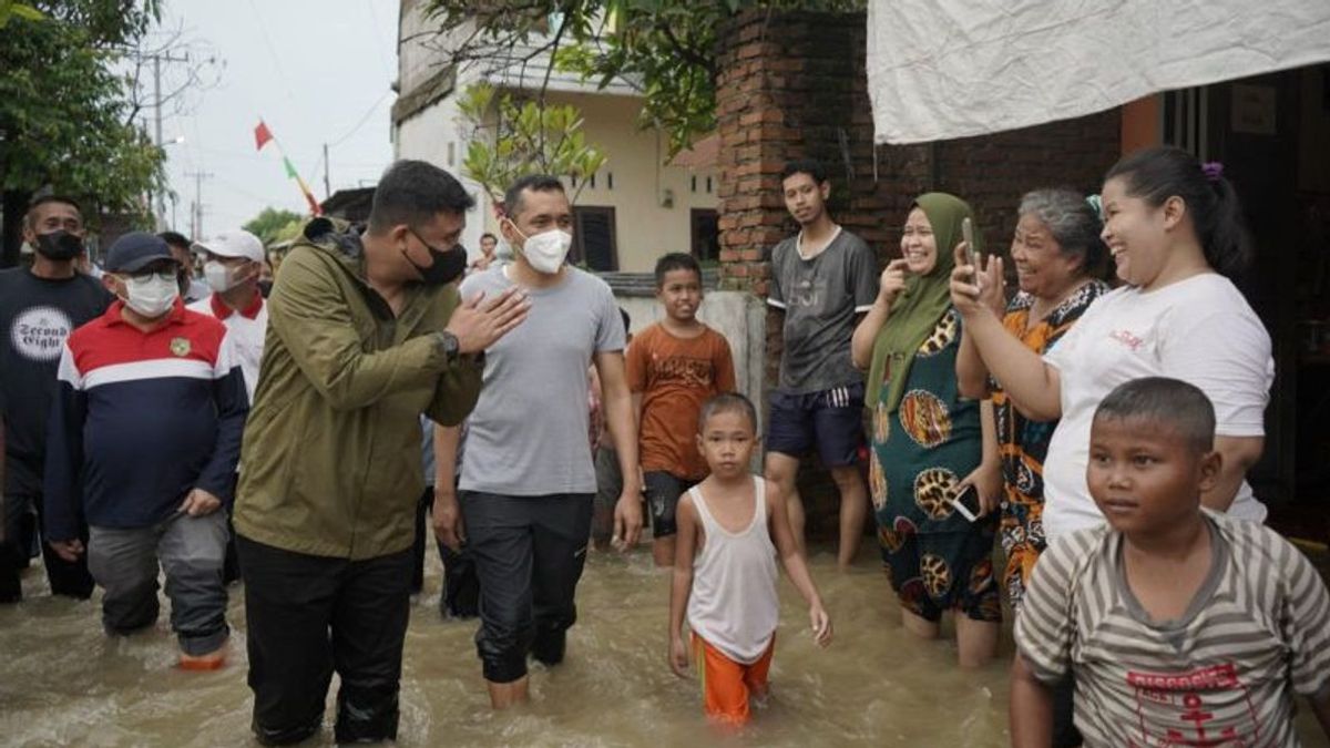 There Is Drainage Sabotage Closed With Sacks That Make The Old Fertile Alley Flood Medan Maimun Long Recede