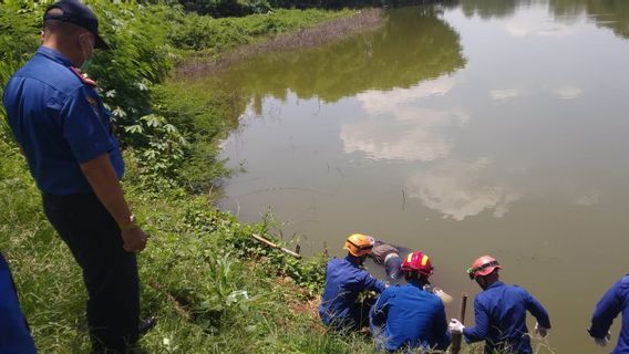 Pria Tanpa Identitas Kenakan Sepatu Putih, Ditemukan Tewas Mengambang di Setu Rawa Depok