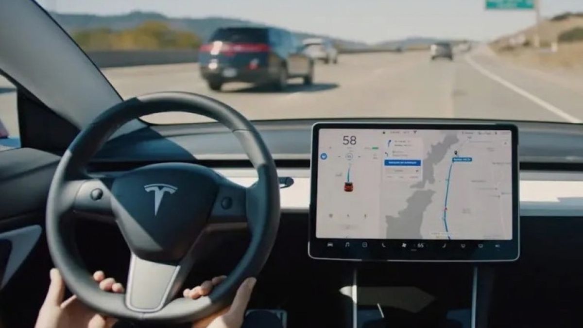 テスラ、制裁の脅威を受けた後、米国で自動運転機能を非表示に