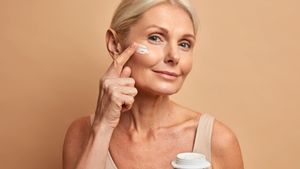 Nggak Bikin Iritasi, Ini Kandungan Skincare untuk Lansia yang Aman Digunakan 