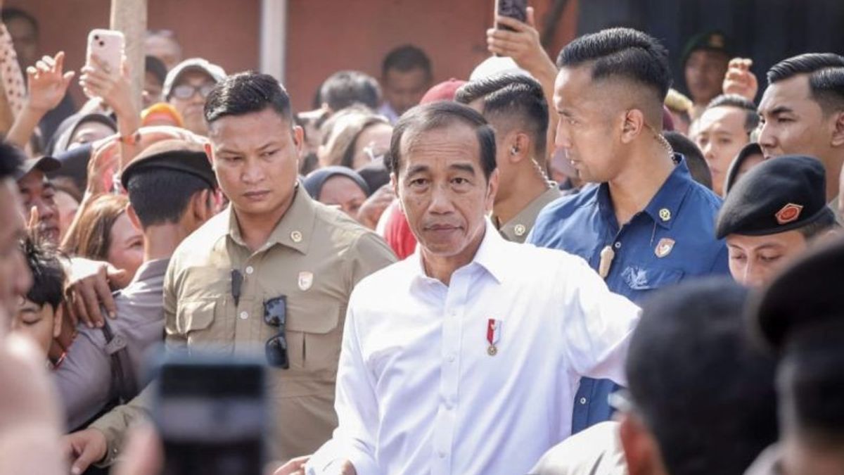 Jelang Pensiun, Jumat Pagi Jokowi Blusukan ke Pasar Dukuh Surabaya Cek Harga Sembako