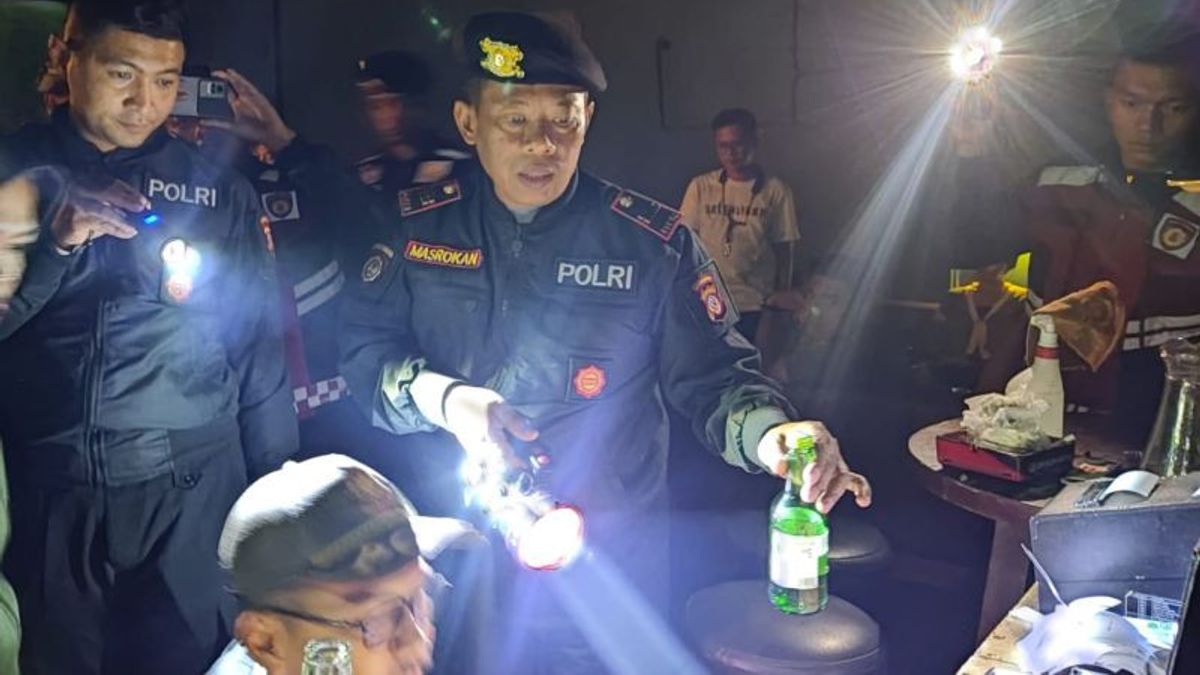 Raid Nightclubs In Garut, Police Confiscate Hundreds Of Bottles Of Alcohol