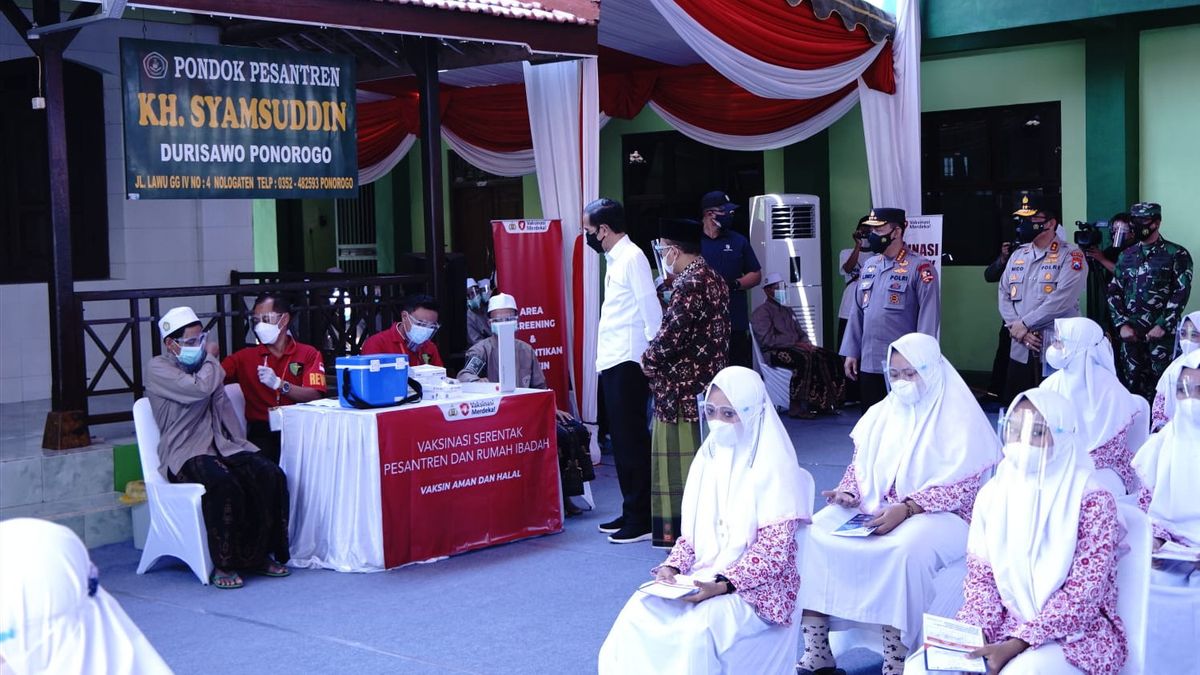 乔科维总统和国家警察总长李斯特约回顾印度尼西亚伊斯兰寄宿学校和礼拜场所的独立疫苗接种