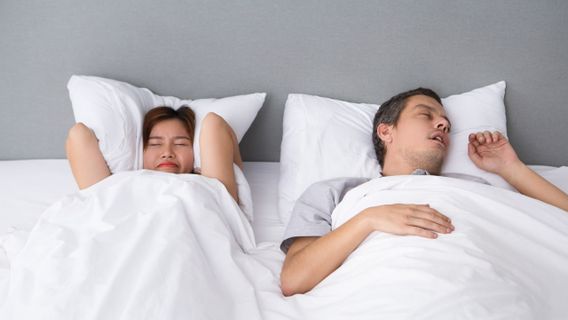 ما هو الانفصال عن النوم؟ اتجاه النوم المنفصل الذي يمكنه في الواقع تقوية العلاقة