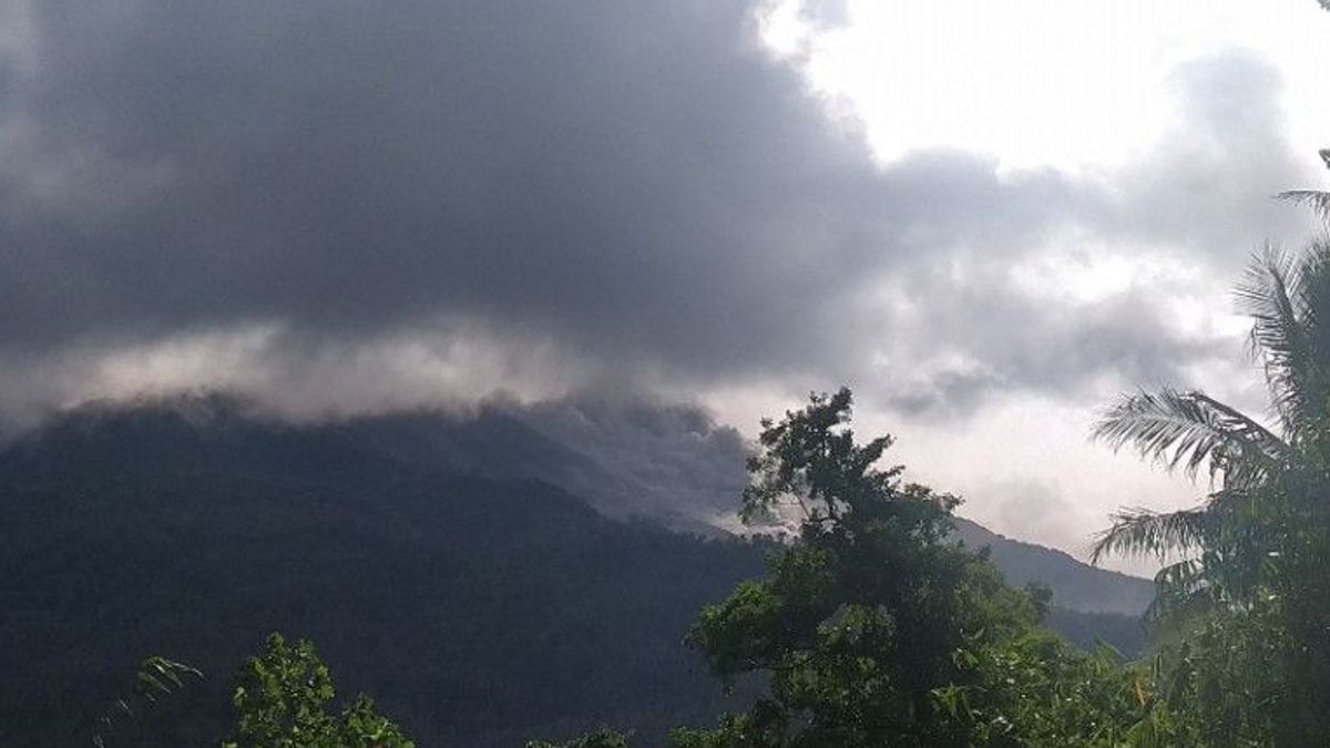 Mount Karangetang Launches Heat Clouds as Far as 2 Kilometers