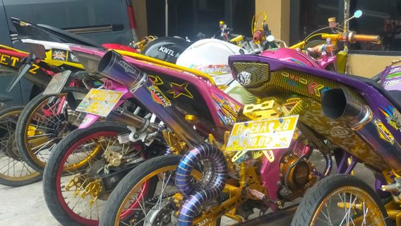 Members Of The Motorcycle Gang That Made Kalideres Residents Uneasy Were Finally Arrested, Motorbikes And Sajams Confiscated