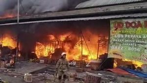 Lapak Pedagang Buah di Pasar Kramat Jati Terbakar 