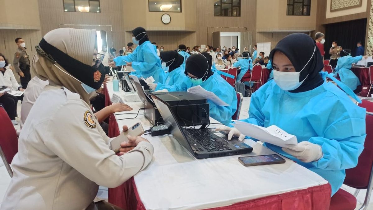 Des Centaines De Policiers Régionaux De Java-Est Subissent Un Processus De Vaccination Pour Prévenir La Transmission Du COVID-19