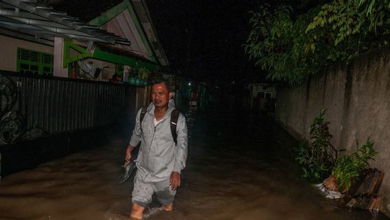 洪水と地すべりがレバクの2つの小地区を襲った