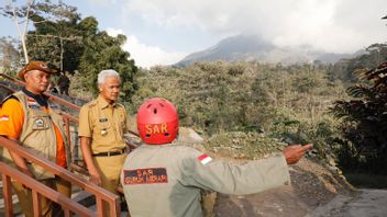 巴巴丹老板，甘贾尔·普拉诺沃监测默拉皮火山喷发