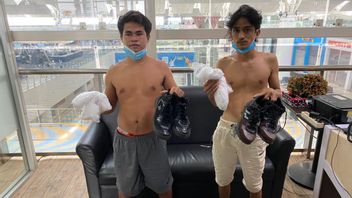 2 苏姆塞尔居民携带 2 公斤萨布鞋在库拉纳穆机场， 这是外观