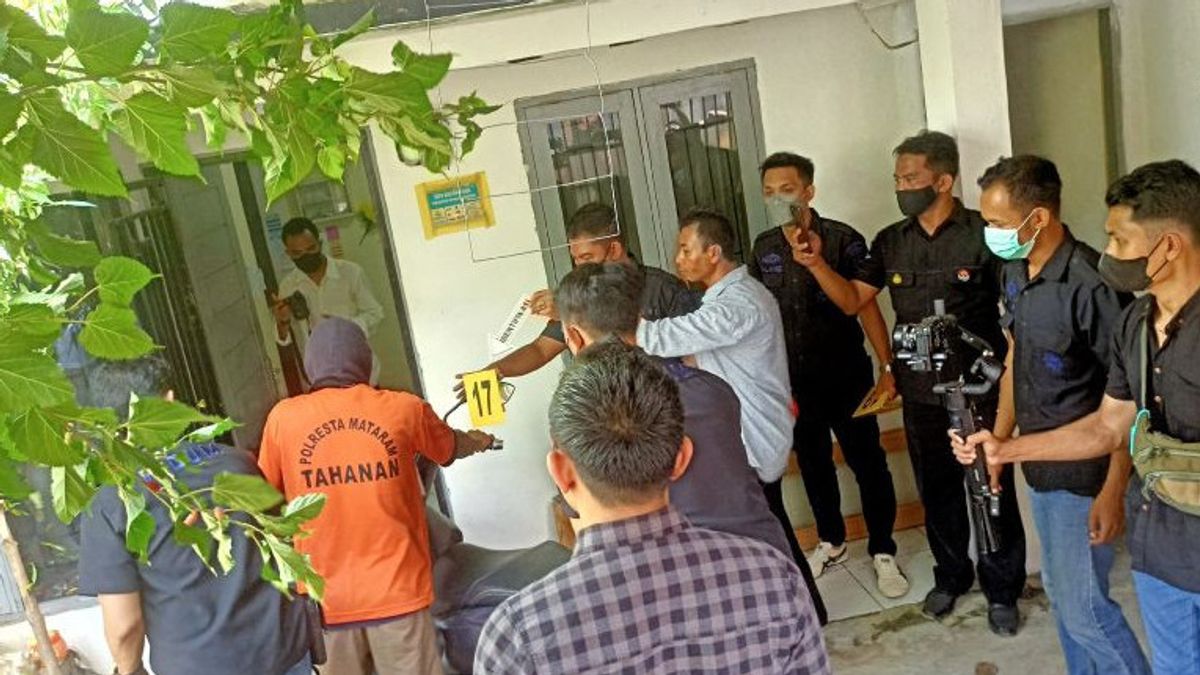 The Reconstruction Of The Murder Of A Kindergarten Teacher In West Lombok, The Suspect For Administrative Action Of Hits,warms To Clashes With The Victim's Head To The Wall