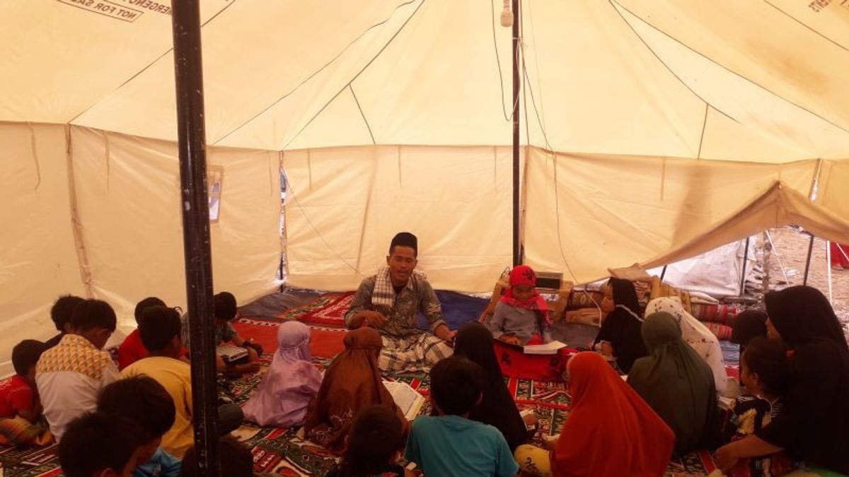 Trauma Healing Of Children Of Earthquake Victims In Pasaman Barat, Read The Qur'an, Short Letters And Alfatihah