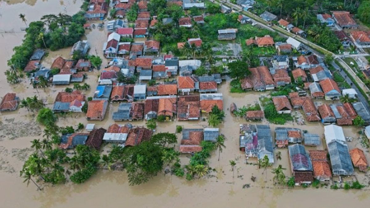 Des Centaines De Maisons à Karawang Ont été Inondées En Raison Du Débordement De La Rivière Cibeet