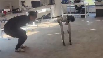Insiden Lucu Robot Humanoid Unitree G1 Viral: Tendang Pelatih dan Tiru Rasa Sakitnya