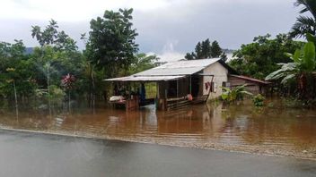 西カリマンタン州サンバスのインドネシアとマレーシアの国境が洪水に見舞われた
