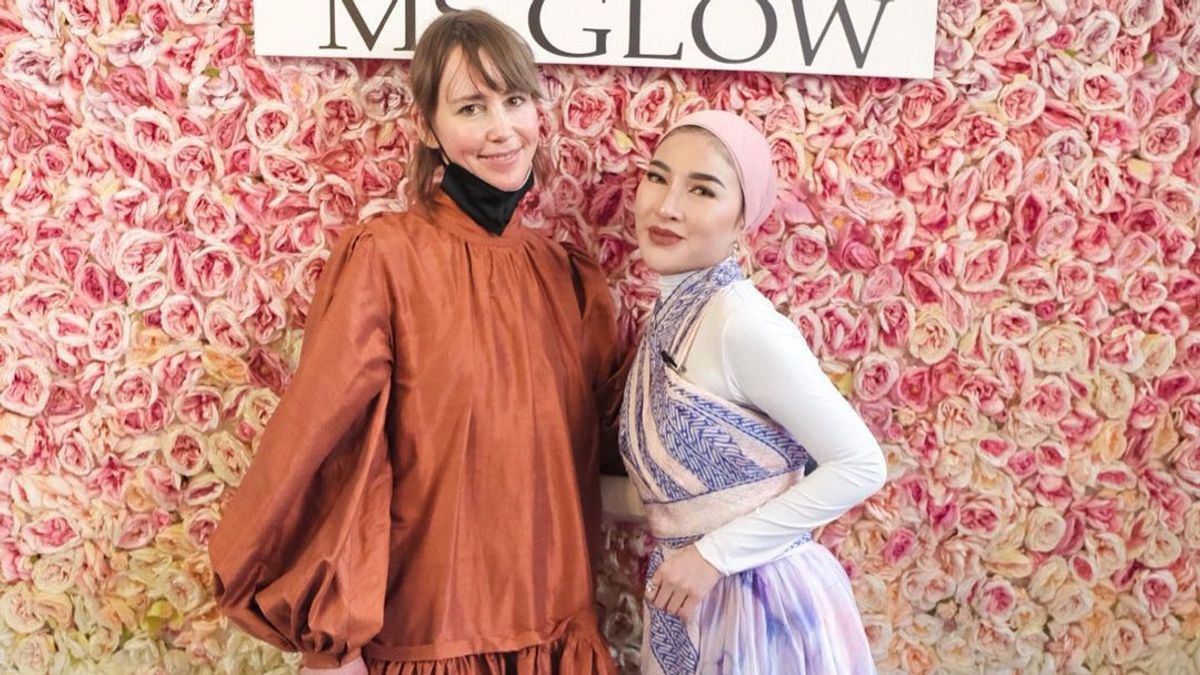Wanda Hamidah Flicked Her To The Paris Fashion Week Account, MS Glow Finally Apologized