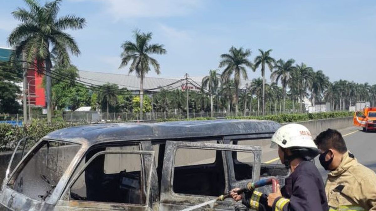 スズキのキャリーがKM 32 Jakarta-Merak 有料道路で短絡により火災に遭い、死者は出ない