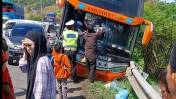 Bus Speed 80 Km Per Hour Hits Daihatsu Luxio When There Is A Queue On The Tangerang - Merak Toll Road, Passengers Scattered On The Road