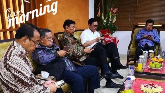 JK, Luhut, Wiranto, Darmin Nasution Et Pratikno Ne Se Parlent Pas Et Se Concentrent Sur Leurs Téléphones Portables, Peter Gontha: Pas Différent De Nous