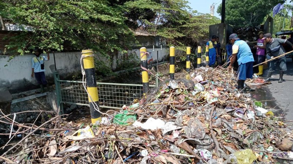 Apply Waste Blocking In Water Channels, Mataram NTB PUPR Wants To Facilitate Transportation