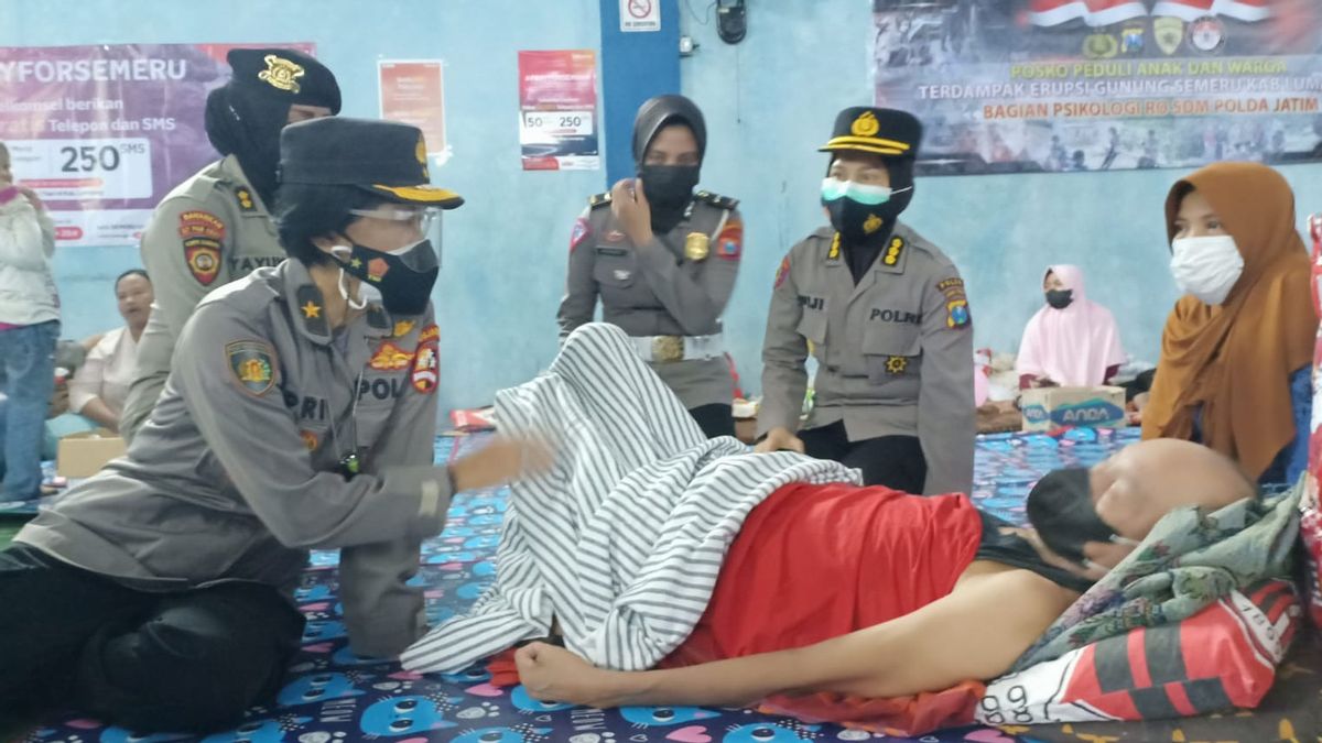 照顾塞梅鲁火山爆发的受害者，印度尼西亚警察频道Bansos和标题创伤愈合