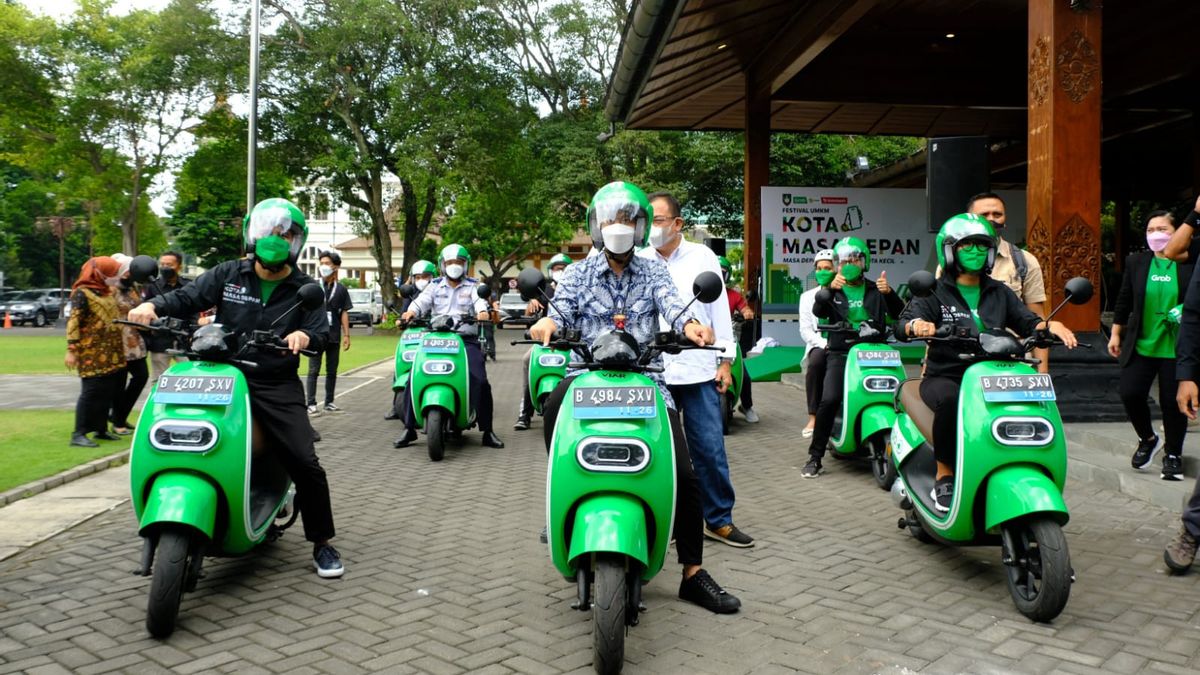 与佐科威（Jokowi）在雅加达DKI州长时类似，纪伯伦在Solo测试电动摩托车时拒绝接受Voojrider的护送