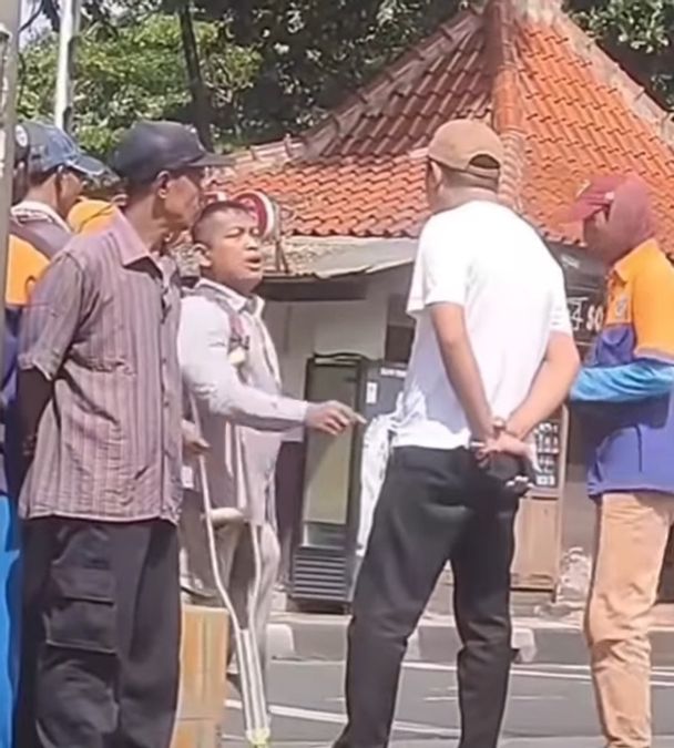 Penyandang Disabilitas Dilarang Naik Taksi Online di Area Terminal Bus Kampung Rambutan  