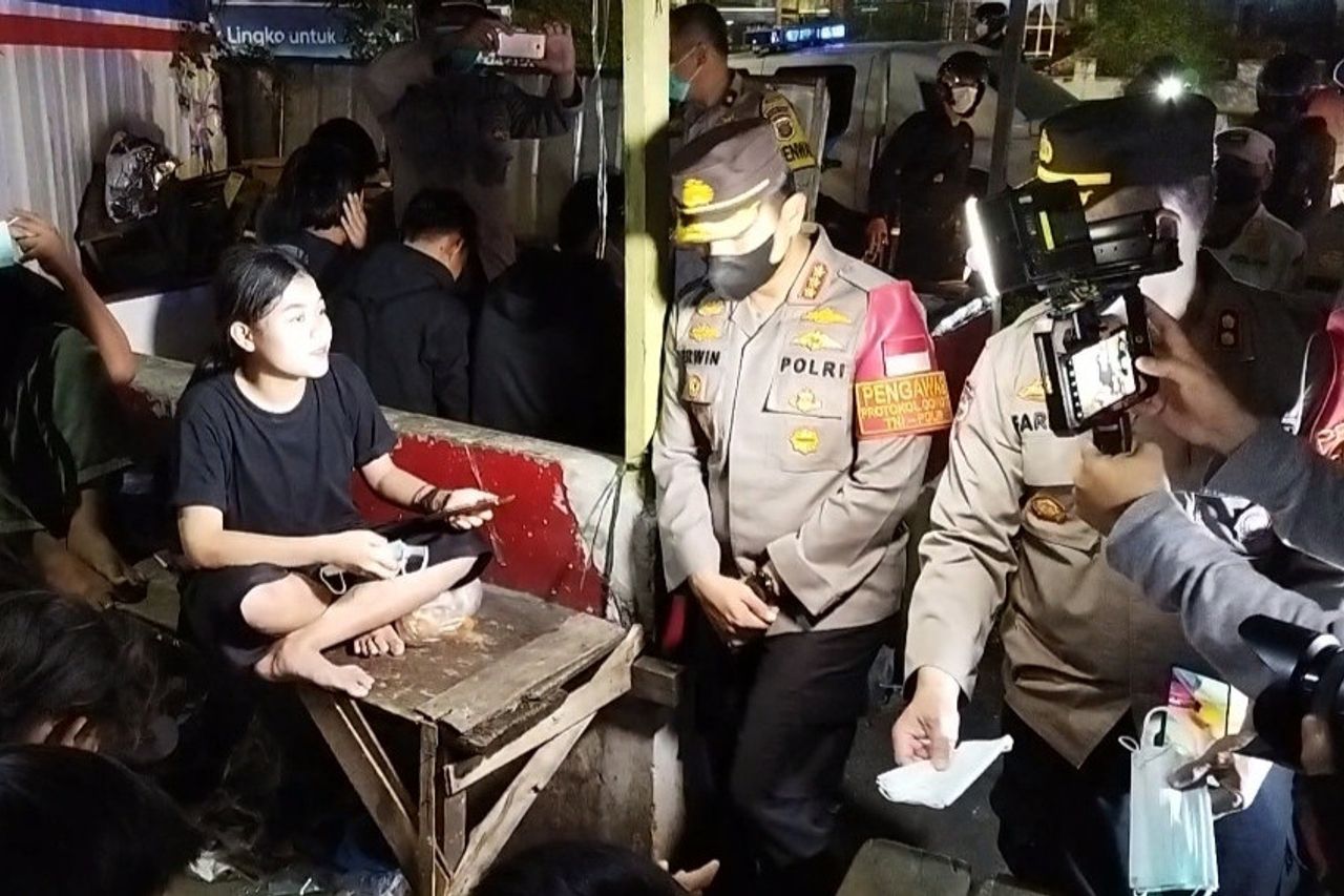 雅加达东部警察检查青少年人群违反普罗克斯的拉贾瓦利小组要求获得疫苗证书