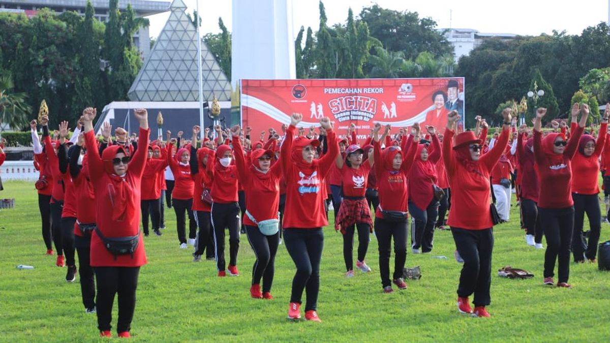 Pecahkan Rekor MURI, Ratusan Ibu-ibu di Surabaya Senam Sicita di Tugu Pahlawan