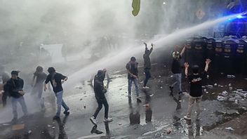 Police Fire Tear Gas Disperse Demo At North Sulawesi DPRD, Provocateur Arrested