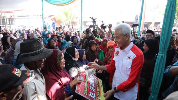 Ganjar Serahkan Bantuan RTLH-Jambanisasi Tangani Kemiskinan di Brebes