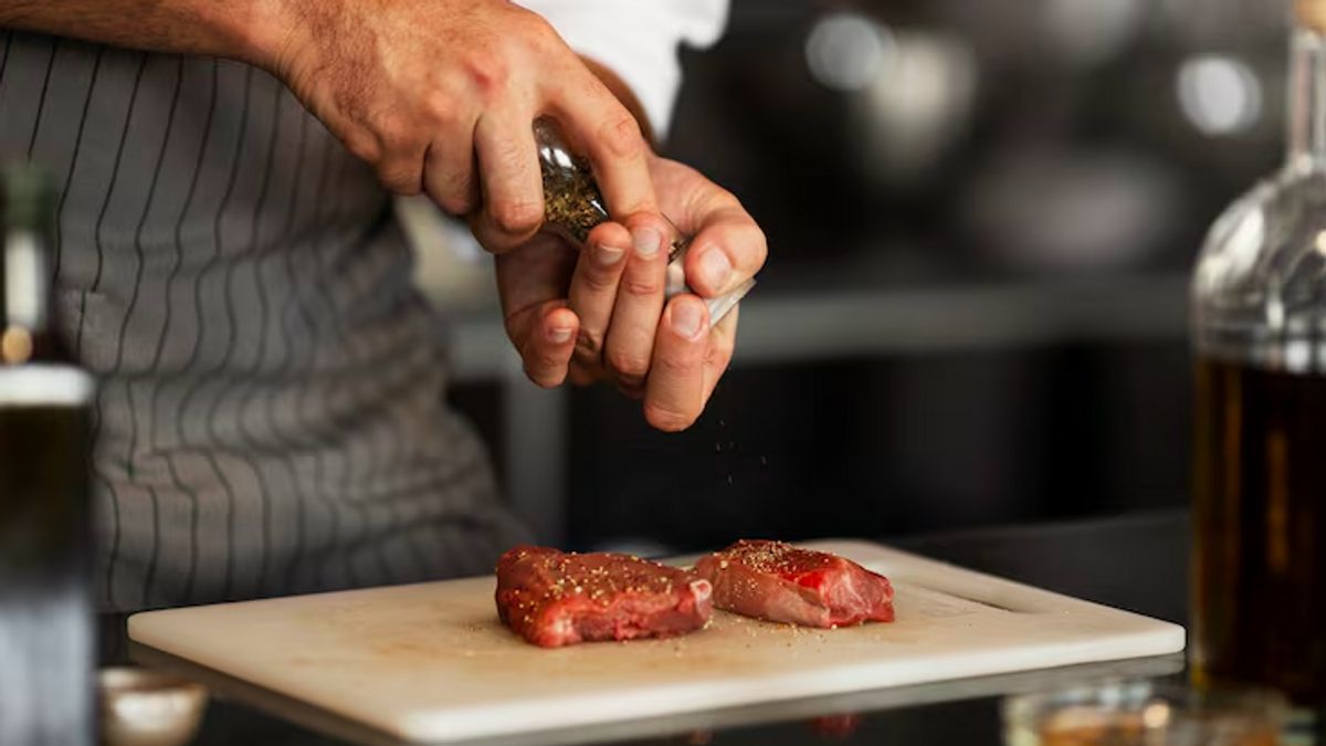 Jangan Cuci Daging Merah Sebelum Dimasak, Ini Alasannya