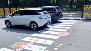 Tidak Direspons JAKI, Warga Tebet Gambar Ulang Zebra Cross