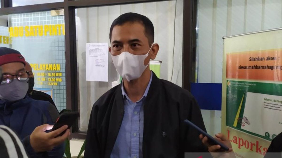 知道Herry Wirawan只被判终身监禁，强奸受害者哭泣认为不值得精神负担