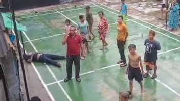 激しい雨が降り、職業訓練生はカクンでボール遊びに夢中になっているときに雷に殺されました