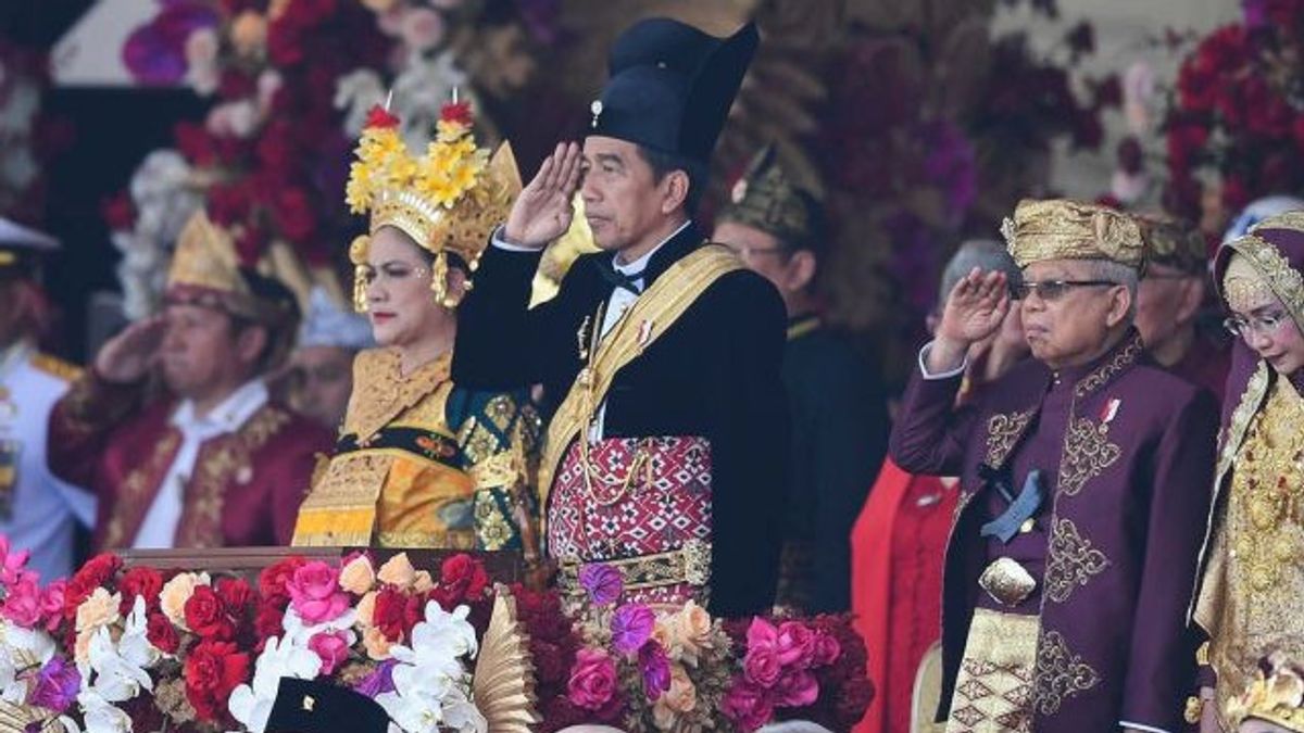 ファーストレディはインドネシア共和国78周年記念式典でバリの伝統的な服を着ています